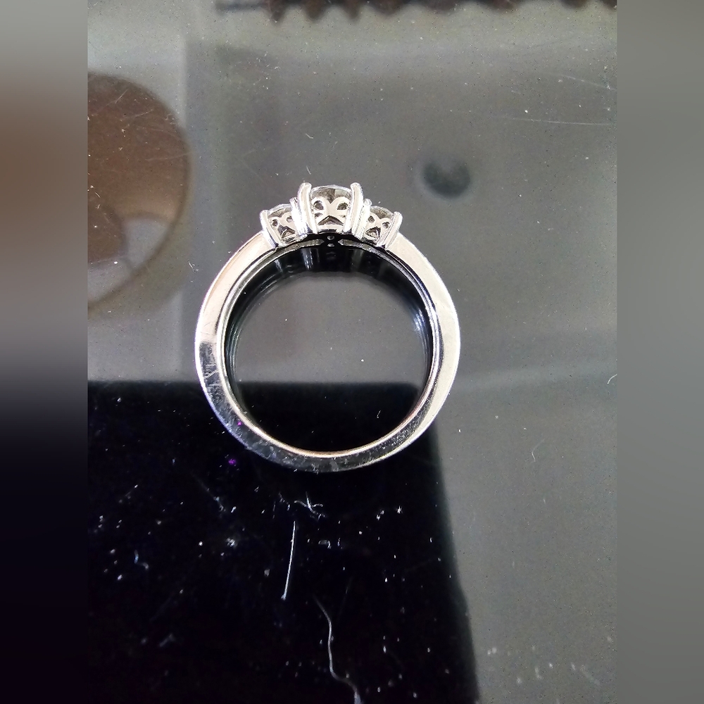 3 stone ring - Picture 2 of 3